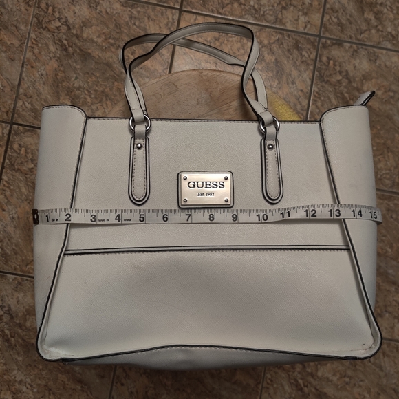Guess Tote with zipper & 4 internal pockets. - Picture 5 of 9